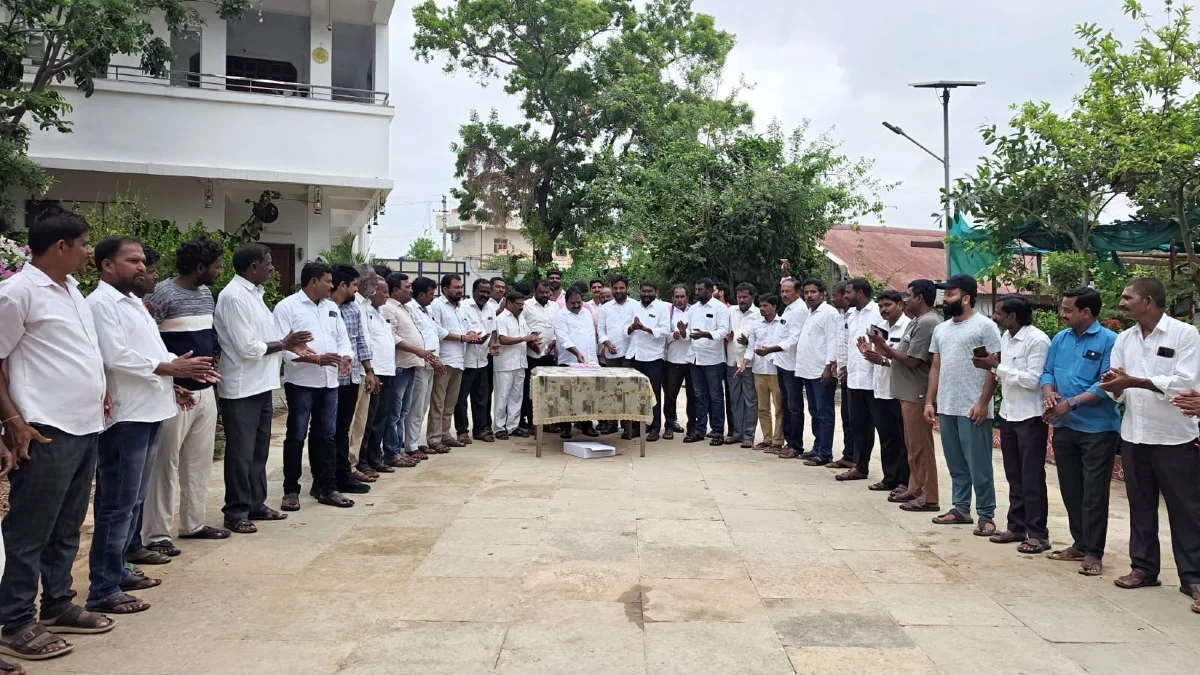 పర్వతగిరిలో ఎర్రబెల్లి దయాకర్ రావు బర్త్‌డే వేడుకలు.. కేక్ కట్ చేసిన అరూరి రమేష్